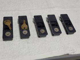 569b737p1 Ge Lot Of 5 Panel Board Door Latches With 2 Keys